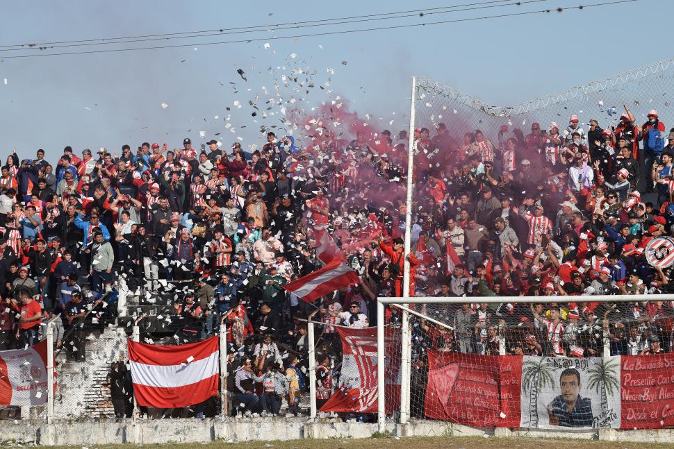 SE HICIERON ESCUCHAR. Los hinchas de Bella Vista celebraron la clasificación. 