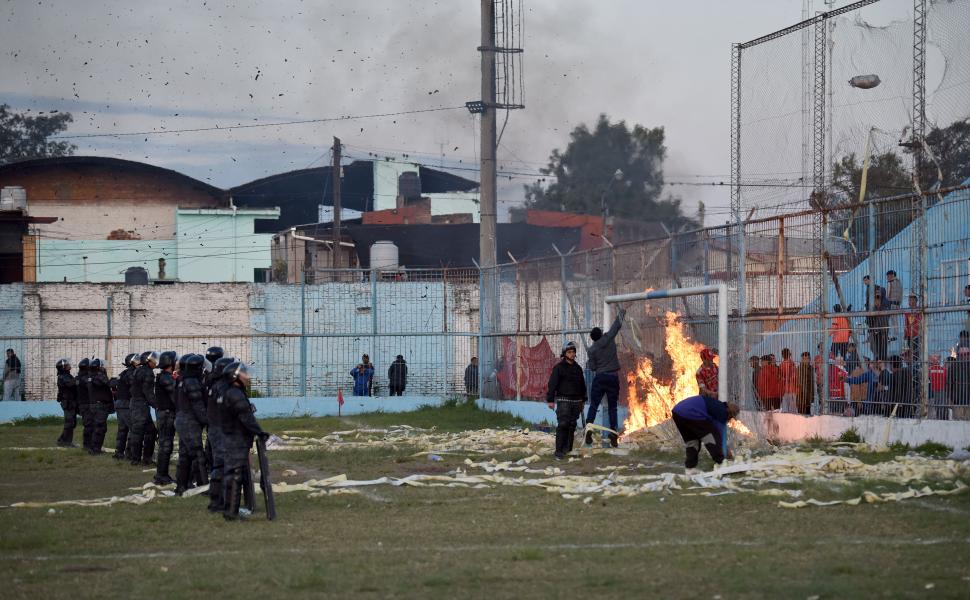 VIOLENTOS. Tras la eliminación de Newbery, los hinchas prendieron fuego. 