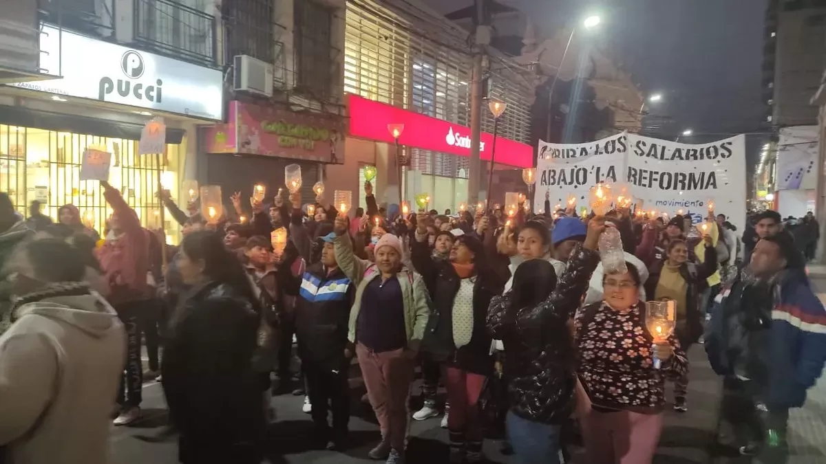 PROTESTA. Docentes llevaron adelante la tercera marcha de antorchas de manera consecutiva.