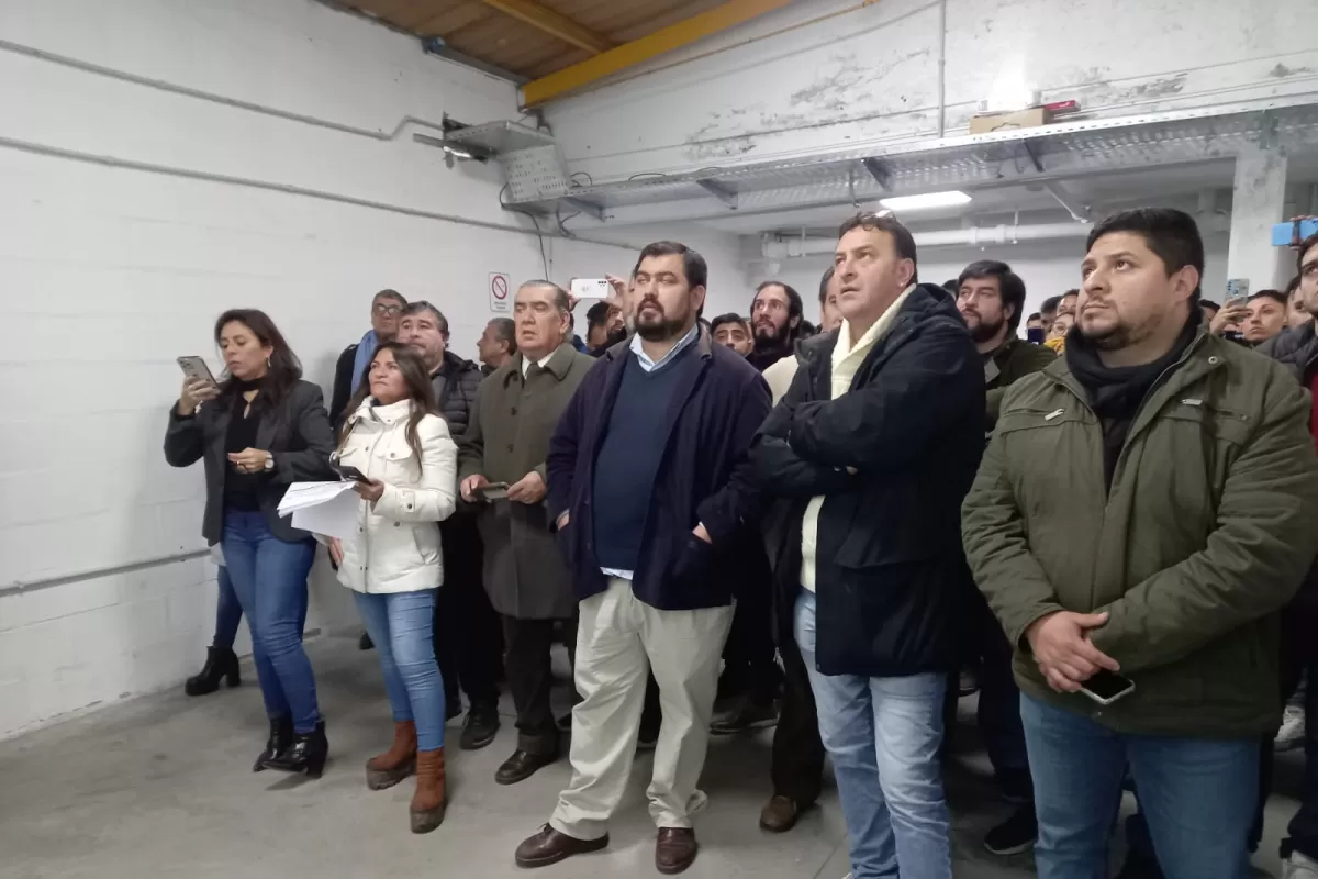 DEL RADICALISMO. Federico Romano Norri (h), junto a su padre y a otros dirigentes en la sede de la Junta. Foto de LA GACETA / Analía Jaramillo