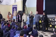 Luego de imponerse en el conteo definitivo, Chahla visitó una escuela de la Capital