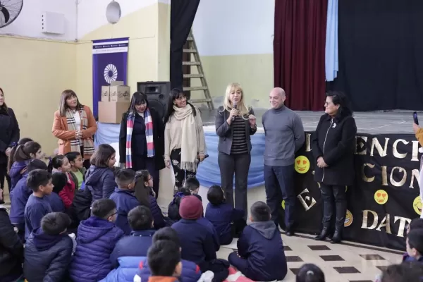 Luego de imponerse en el conteo definitivo, Chahla visitó una escuela de la Capital
