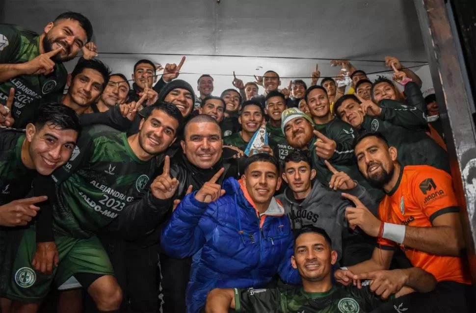 FESTEJANDO. Graneros pasó a cuartos de final y así lo celebró en el vestuario.   Gentileza Maximiliano Agüero