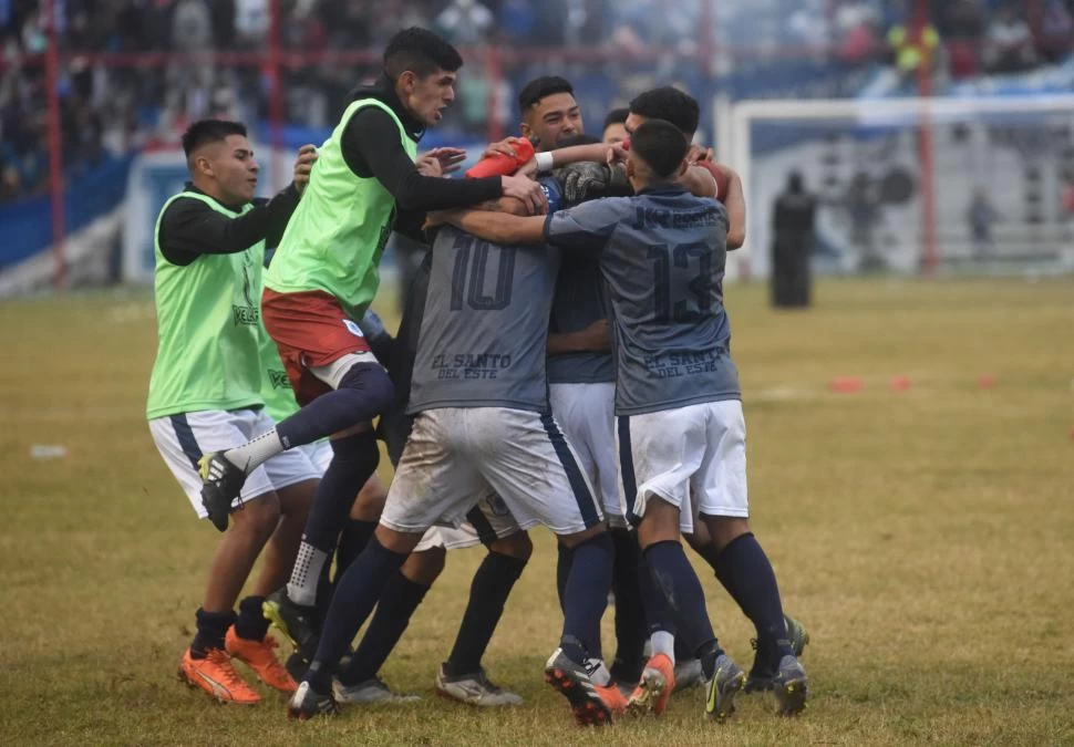 PURA EMOCIÓN. Después de anotar el penal decisivo, Romero quedó perdido en medio de los abrazos de todo el equipo. 