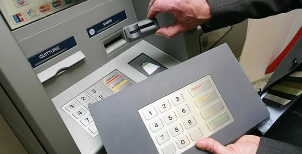 Cómo funciona el método “skimming” que permite a los delincuentes robar datos de tu tarjeta