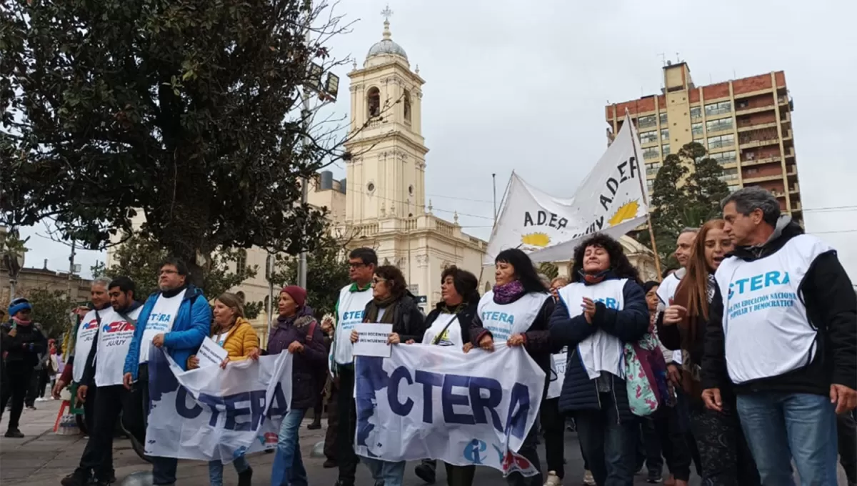 A LA CALLE. La docencia volvió a movilizarse ayer y el escenario se repetirá hoy.