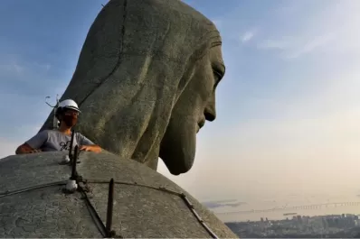 Un argentino vive adentro del Cristo Redentor de Brasil y su historia cautiva al mundo