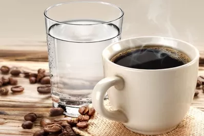 ¿Por qué se sirve el café con un vaso de agua y cuándo se debe consumir?