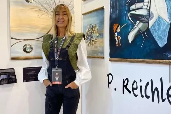 MUESTRA. Pato Reichler,la artista visual bonaerense, durante una de las tantas exposiciones que hizo y que la llevaron por distintas partes del mundo. 