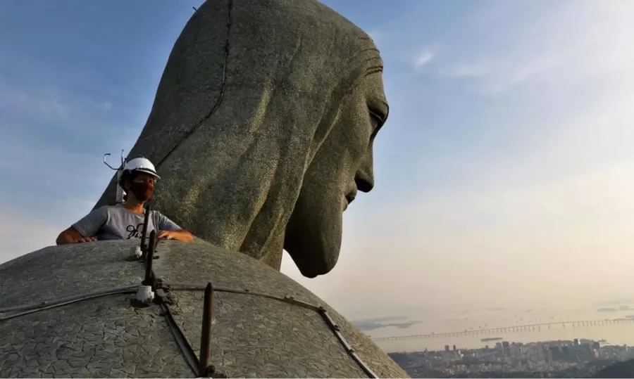 Es argentino y vive dentro del Cristo Redentor en Brasil.