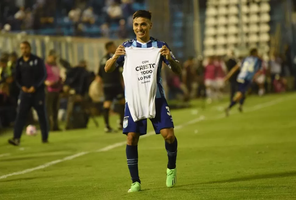 “CON CRISTO TODO LO PUEDO”. La remera que mostró Coronel ante Platense. 