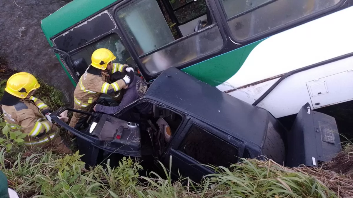 Seis heridos en el choque entre un colectivo y un auto en la ruta 65