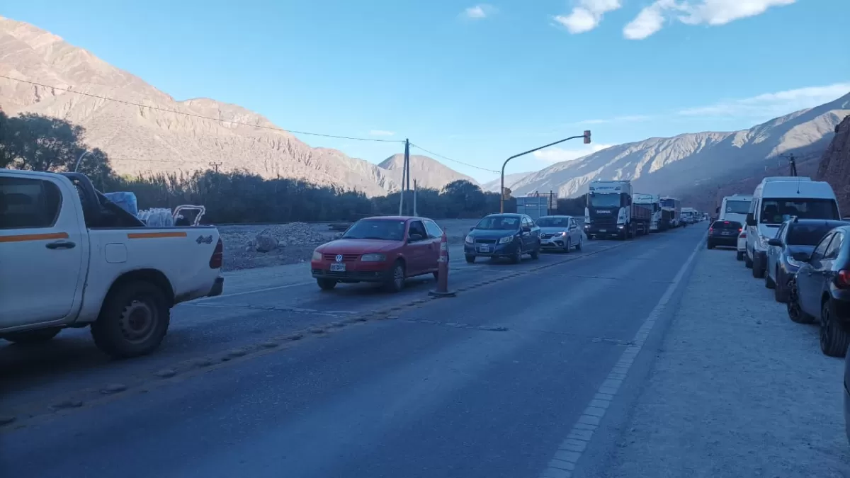 INTERMINABLE. Hubo largas filas de vehículos, los automovilistas esperaron hasta seis horas para que se habilitara el paso para seguir su viaje. 