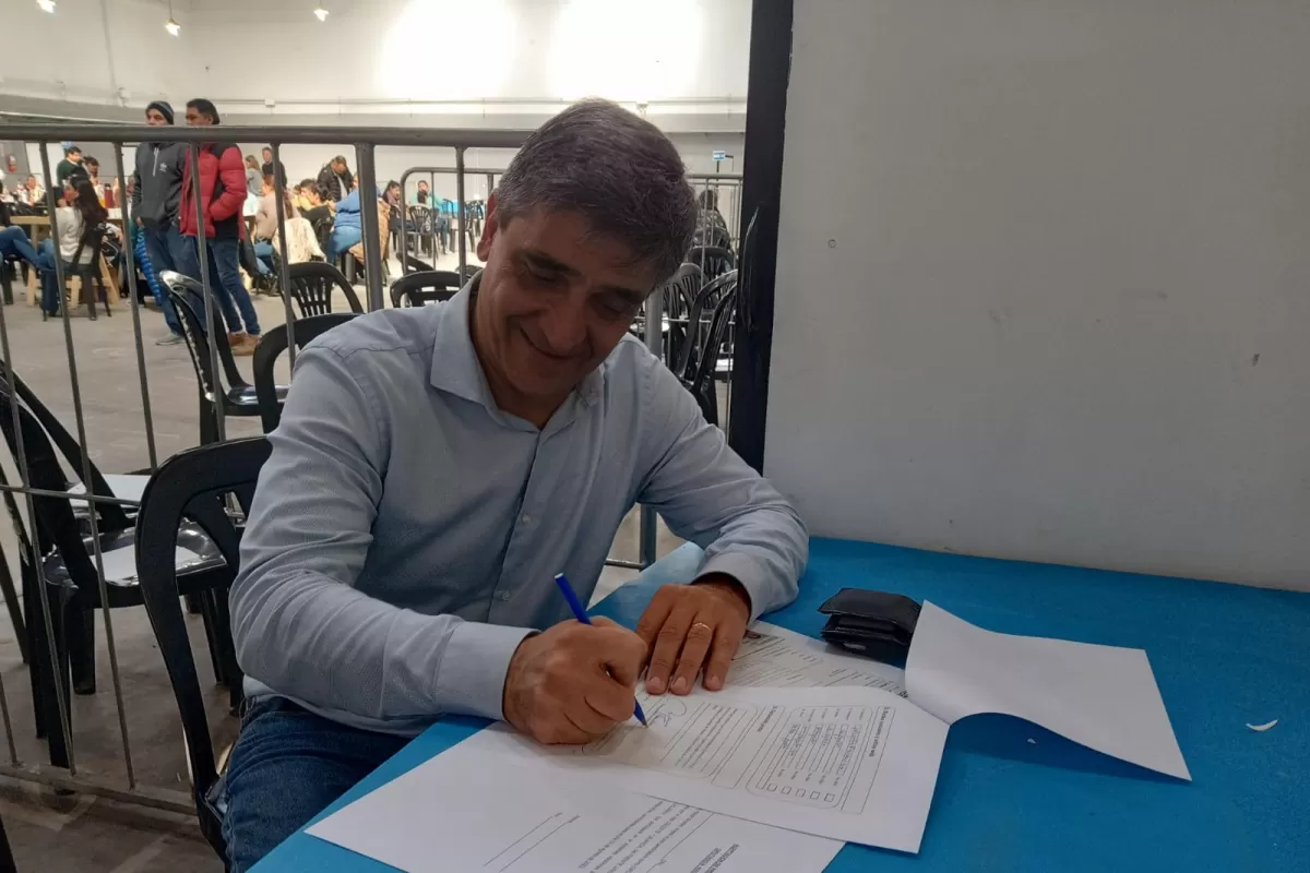 PABLO YEDLIN, AL MOMENTO DE LA FIRMA. Lidera la nómina de precandidatos a diputados.