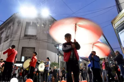 Con la murga de San Martín, realizaron una colecta en la peatonal para un niño de cuatro años
