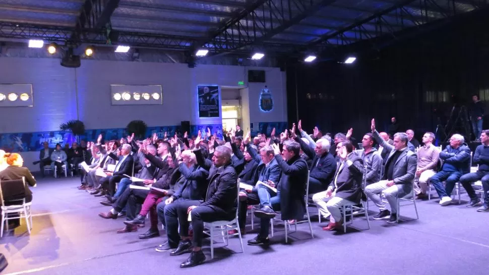 UNANIMIDAD. Durante la asamblea, todos los representantes del fútbol argentino estuvieron de acuerdo con la eliminación de un descenso para esta temporada. 