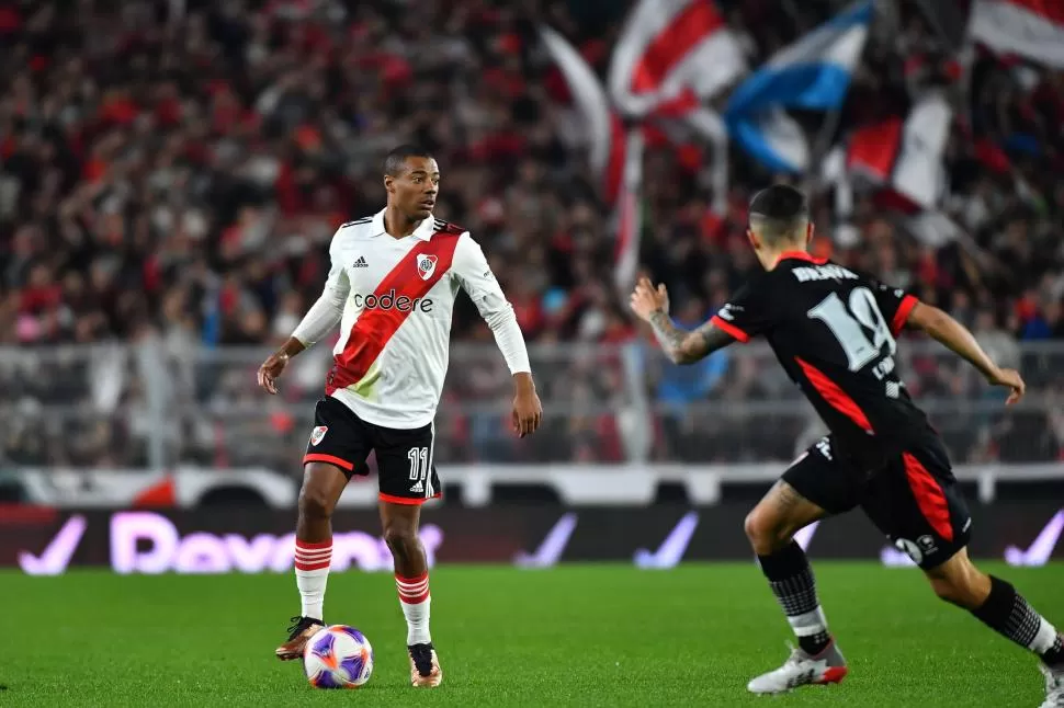 CON LA PELOTA DOMINADA. El uruguayo Nicolás De la Cruz marcó un golazo y fue una pieza clave en la mitad de la cancha del “millonario”, que se afianzó en lo más alto de la Liga Profesional. twitter @RiverPlate 