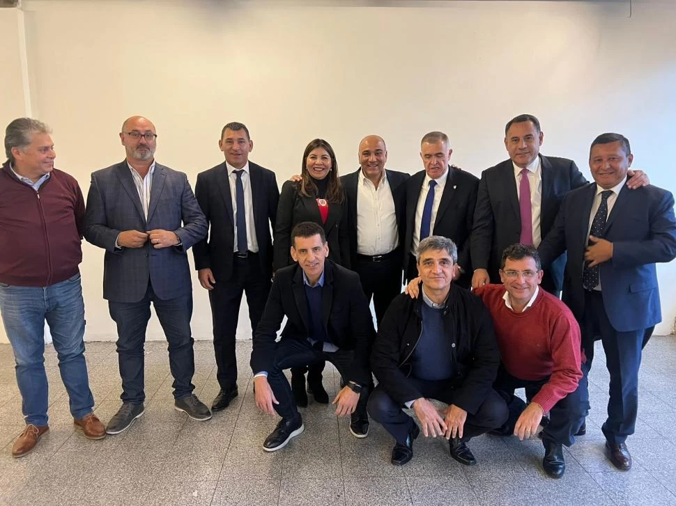 EL “ONCE” TUCUMANO. Funcionarios, parlamentarios e intendentes tucumanos en una foto de familia con el titular del Poder Ejecutivo. 