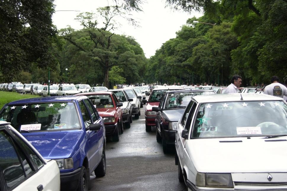 UNA COSTUMBRE. Los remisero paralizaban la ciudad con sus marchas.