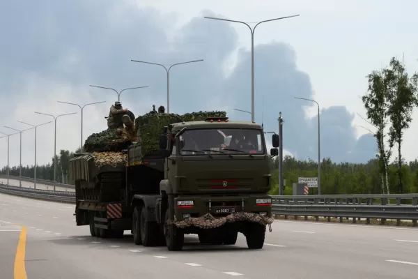 Helicópteros rusos luchan contra rebeldes que avanzan hacia Moscú