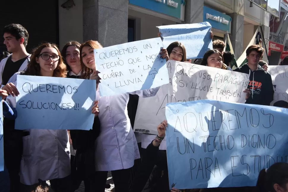 PEDIDOS. Los estudiantes llevaron varias consignas en carteles.  