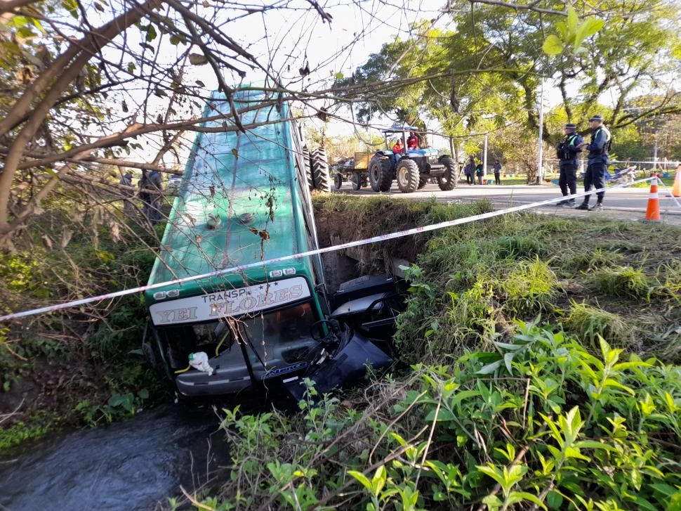 CON LA TROMPA EN LA ACEQUIA. Los cosecheros salieron por las ventanillas del colectivo. La Gaceta / foto de Osvaldo Ripoll