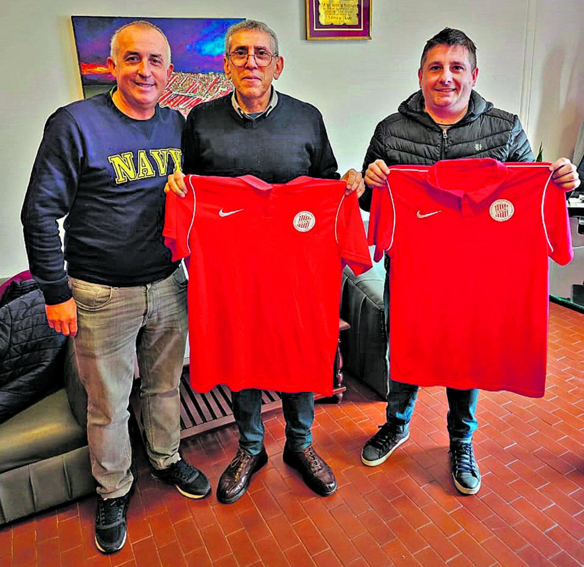 INTERCAMBIO. Cano le entregó a Moisello remeras oficiales de la filial. El presidente le regaló una camiseta.