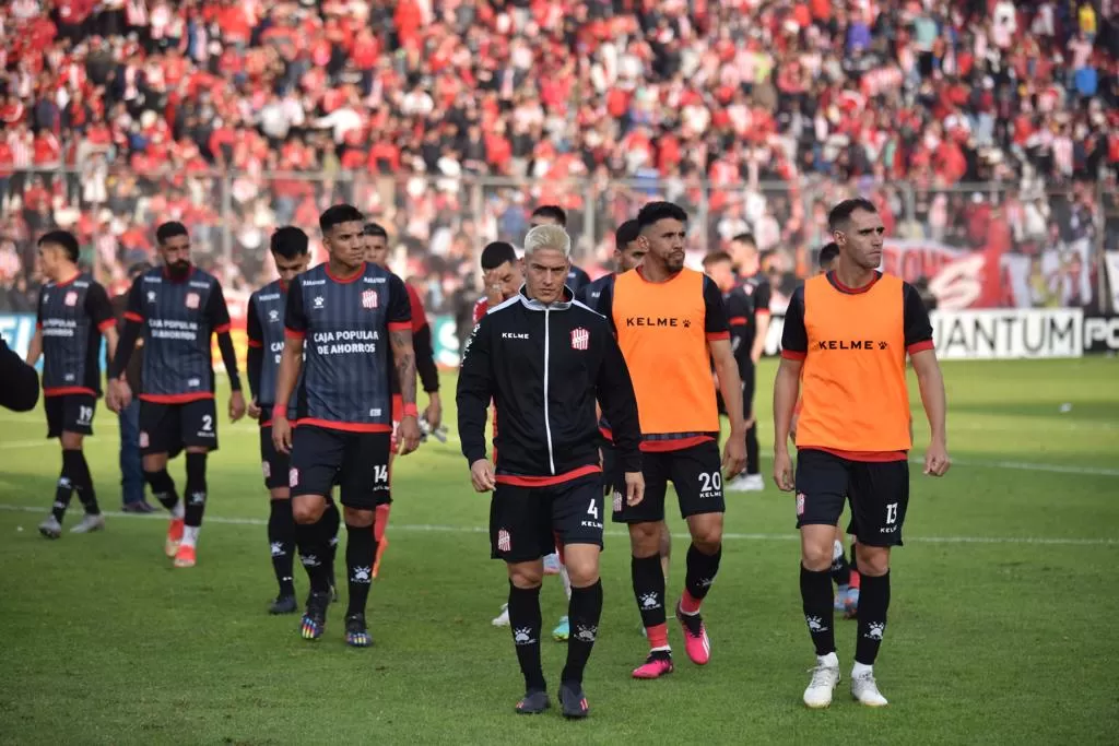 Los jugadores del Santo se retiran del campo de juego. LA GACETA / INÉS QUINTEROS ORIO