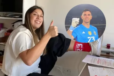 Se recibió de Licenciada y festejó su título con un espectacular cartel alusivo al “Dibu” Martínez