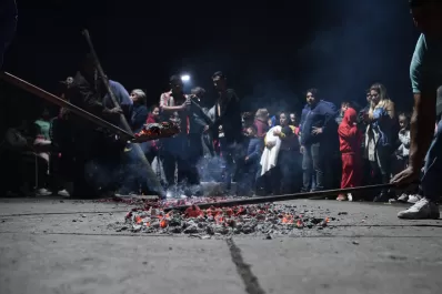 En imágenes: pisada de brasas en la noche de San Juan