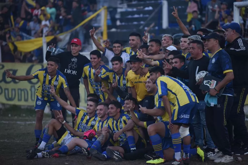 FESTEJO. Los jugadores, cuerpo técnico y auxilares de San Pablo posan luego de la victoria ante Talleres.  LA GACETA / FOTO FRANCO VERA.