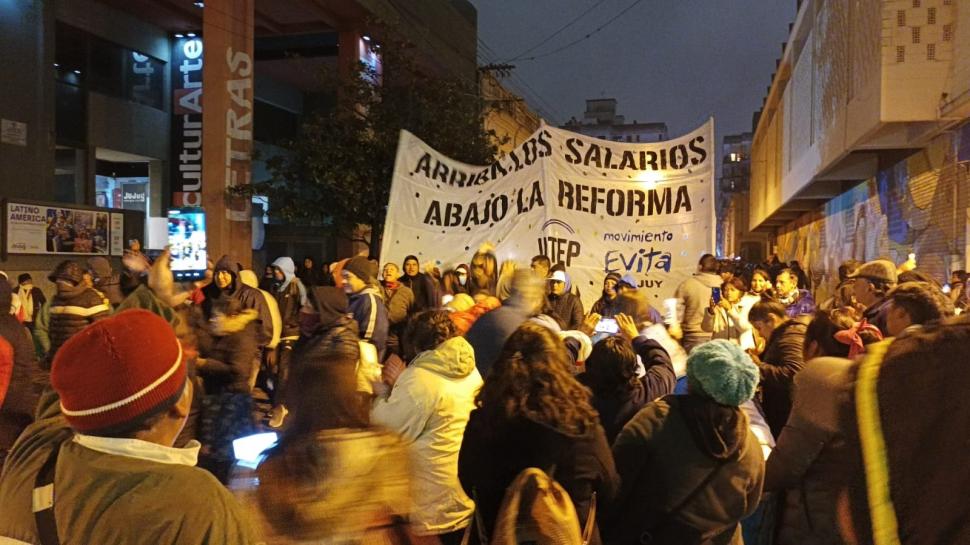 ENSAMBLE. El reclamo salarial se juntó a las protestas por la reforma. 