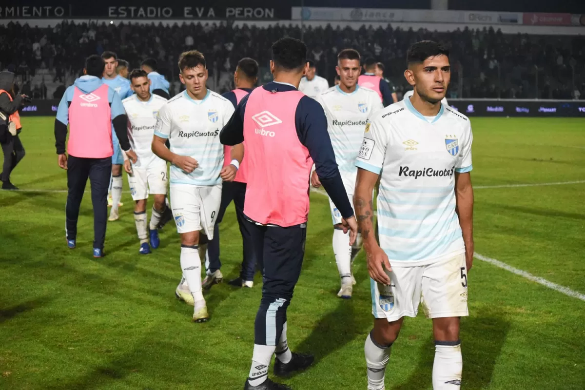 SIN RESPUESTAS. Sánchez y Maestro Puch dejan la cancha mientras Ortiz intenta levantarles el ánimo. Atlético sufrió una dura derrota frente a un rival directo. Foto de Facundo Grecco - especial para La Gaceta 