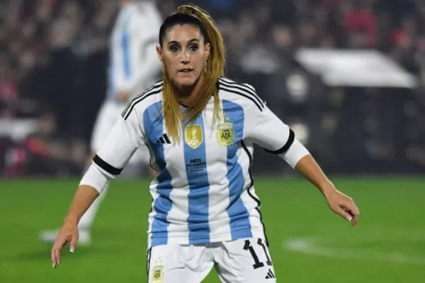 De cantar el himno a jugar en la cancha: la Sole Pastorutti robó corazones en la despedida de Maxi Rodríguez