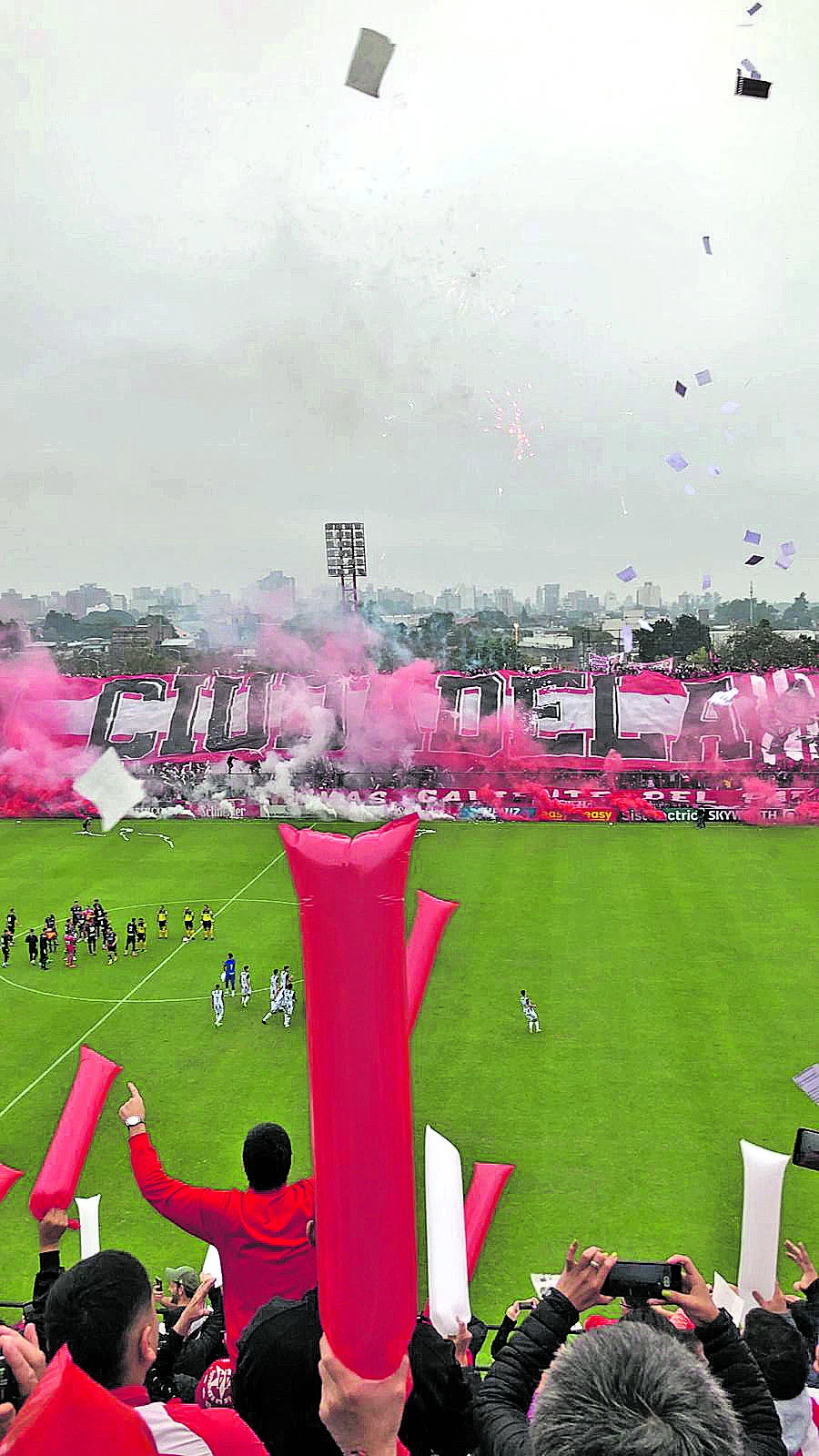 IMPRESIONANTE MARCO. En la previa apareció la bandera creada durante 2022.  