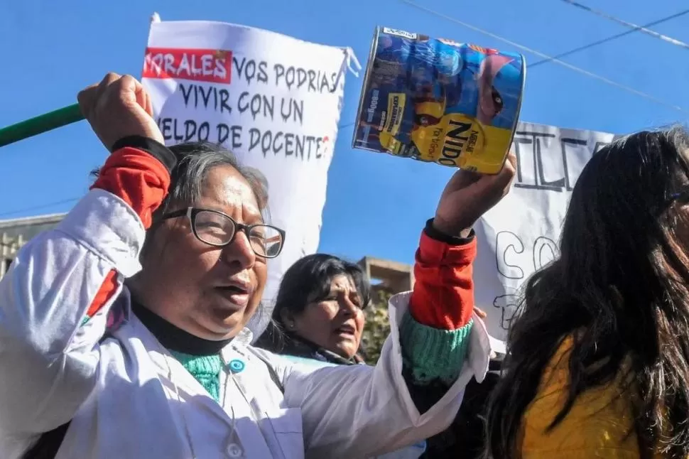 UNA LUCHA QUE NO CESA. Los docentes se mantendrán en huelga; insisten con una mejora de haberes.  