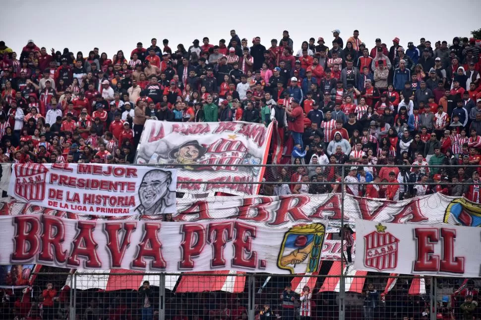  La barra brava de San Martín colgó banderas recordando a La Chancha Ale.