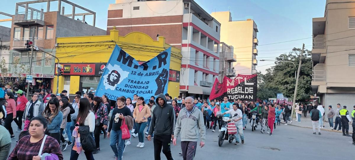 Casi cuatro cuadras ocupan los manifestantes. 