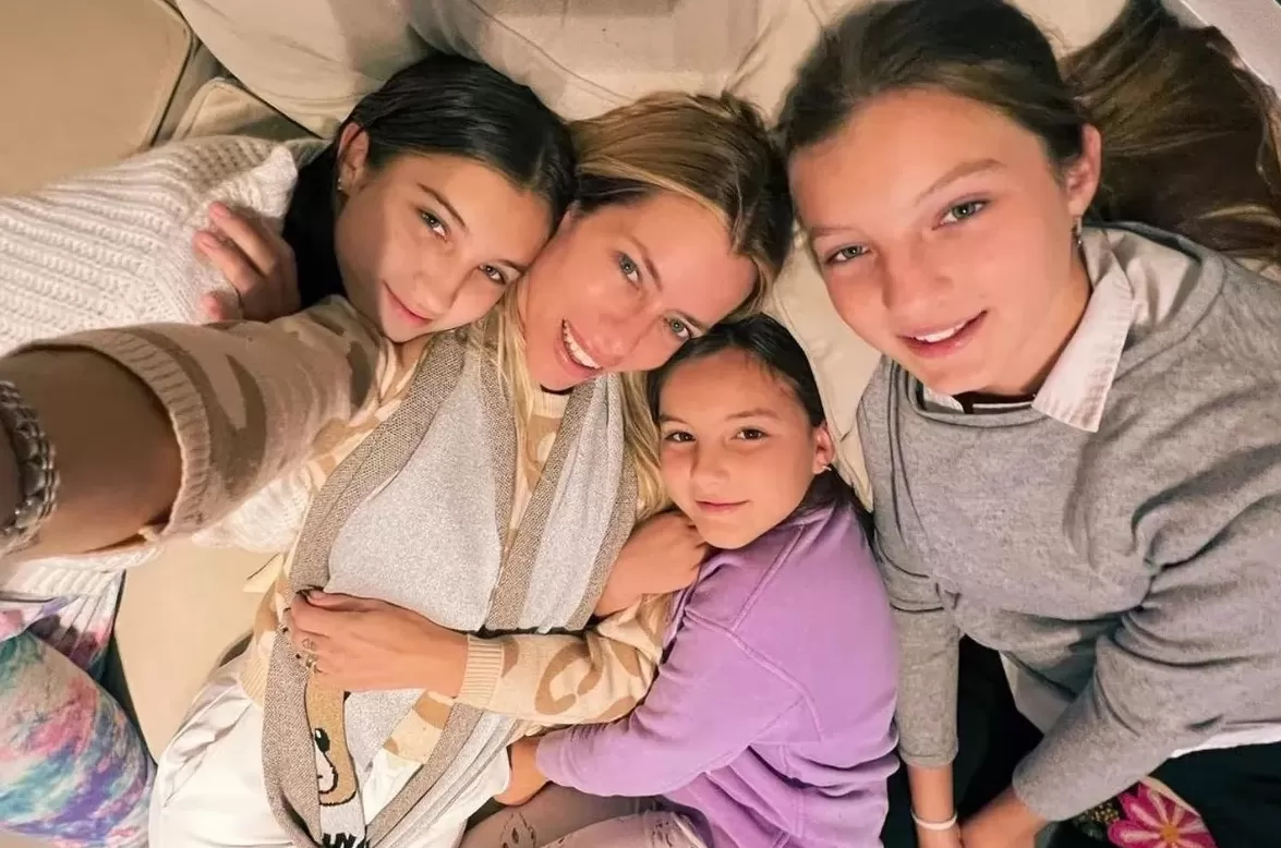 Nicole Neumann junto a sus tres hijas