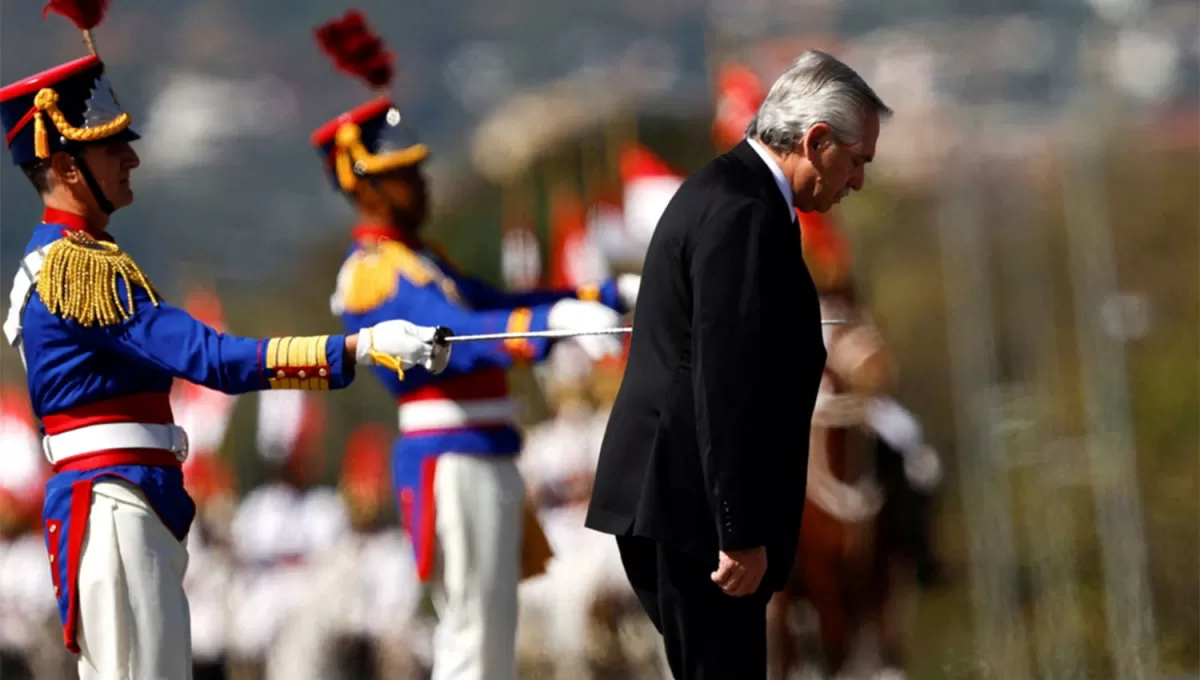 EL MOMENTO. Fernández saluda a la guardia y, desde atrás, parece que es atravesado por la espada de uno de los soldados brasileños.