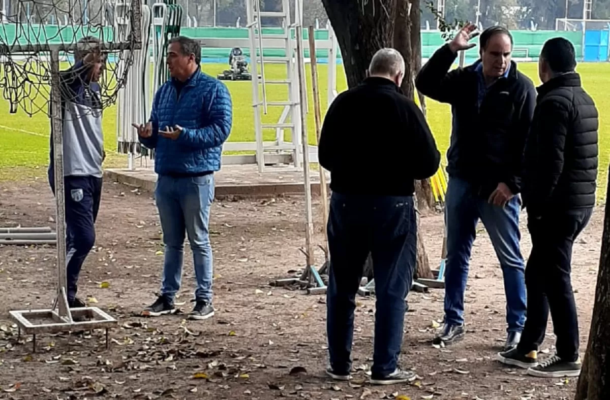 REUNIÓN. Pusineri junto a los directivos de Atlético Tucumán. LA GACETA/FOTO DE DANIEL CORONEL