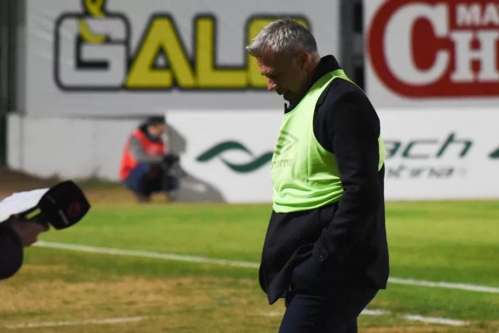 INEXPLICABLE. La cara de Lucas Pusineri lo dice todo, Atlético tuvo 15 buenos minutos en Junín, pero dos errores lo pusieron 0-2 en apenas cinco minutos. Foto de Facundo Grecco (especial para La Gaceta)