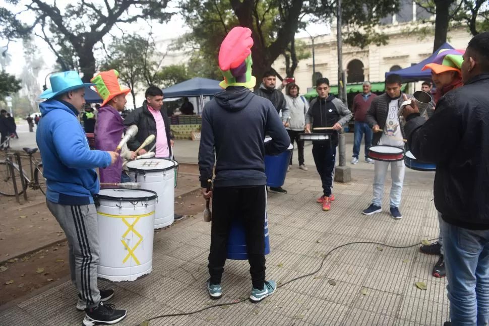 EN LA PLAZA. Una murga actuó ayer en la plaza Urquiza durante un evento del Ministerio de Salud provincial. 