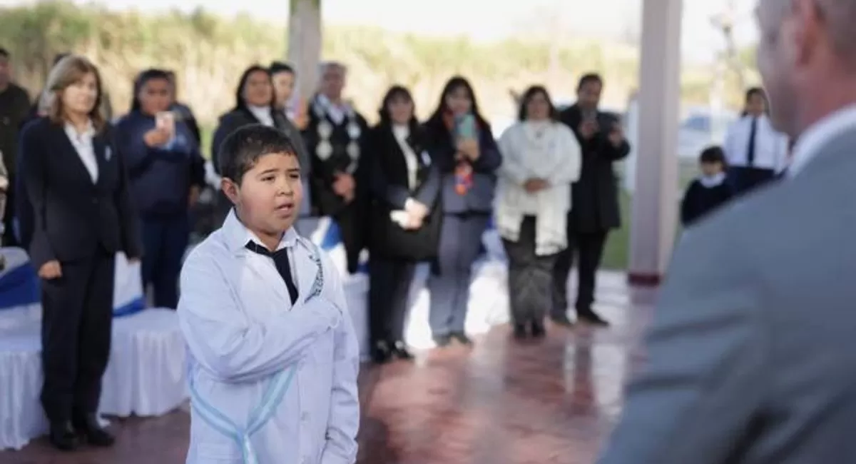 Mateo, único alumno de la Escuela Sara Correa de Posse prometió lealtad a la Bandera