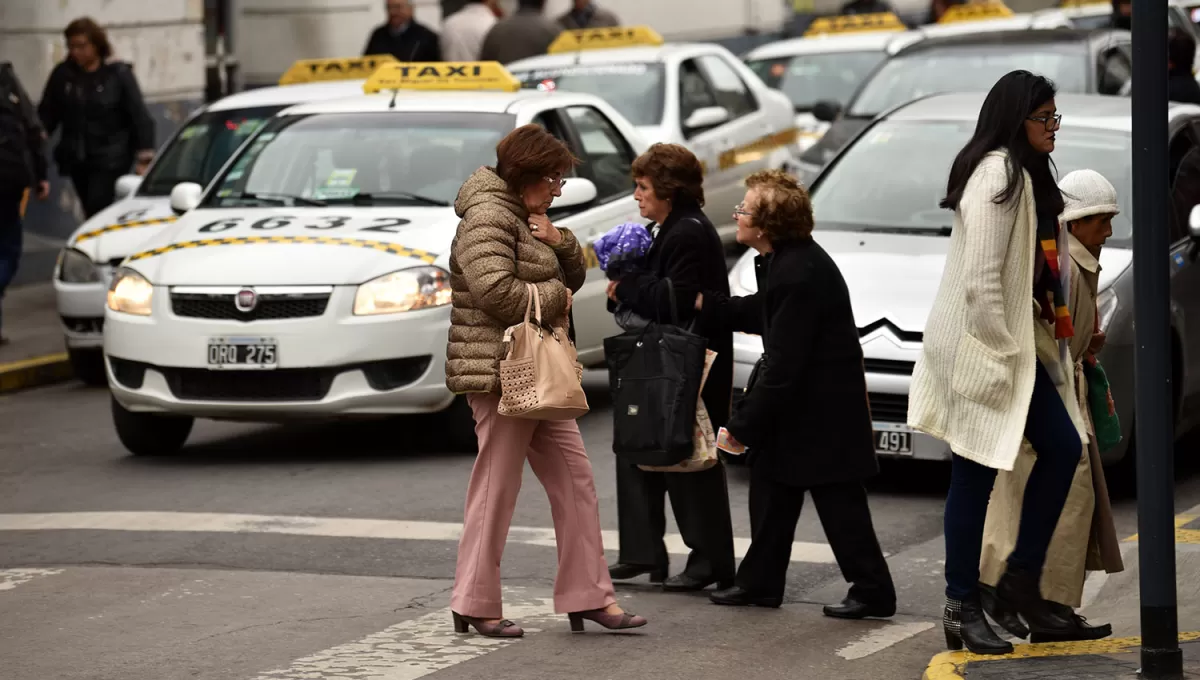 CON ABRIGO. Las tucumanas y los tucumanos deberán tomar los recaudos antes de salir de sus casas. 
