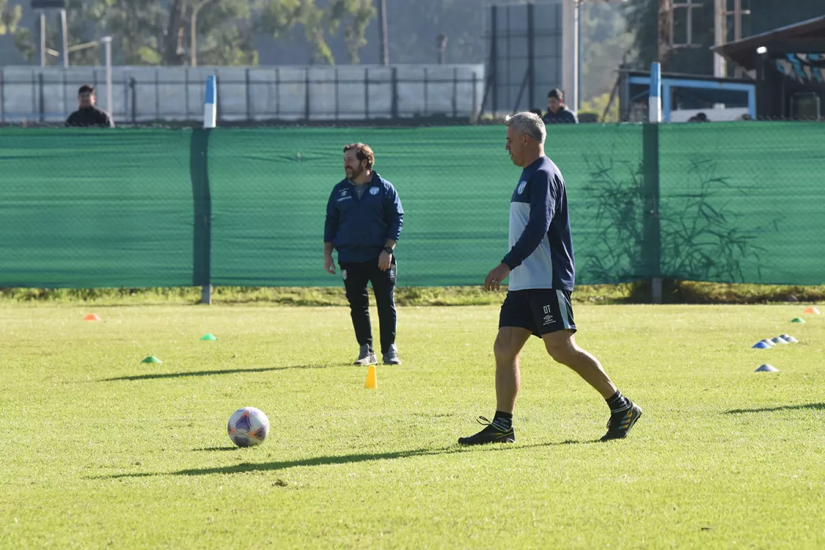 TIENE LA PELOTA. Un triunfo del equipo de Pusineri (foto) puede apagar el incendio en una semana muy complicada. LA GACETA / FOTO DE Analía Jaramillo