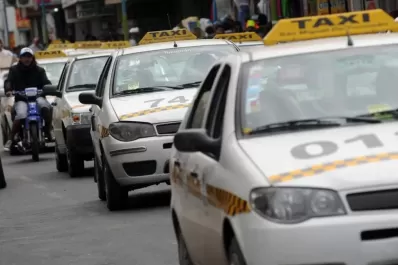 Taxistas protestan contra Uber y amenazan con cortar los accesos a la ciudad