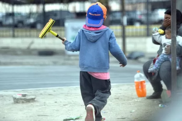 Niños echados al barro