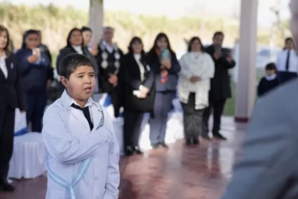 Mateo, único alumno de la Escuela Sara Correa de Posse prometió lealtad a la Bandera
