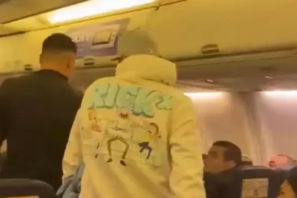 Video: el momento en el que el escandaloso tucumano del vuelo de una low cost es aprehendido por la Policía